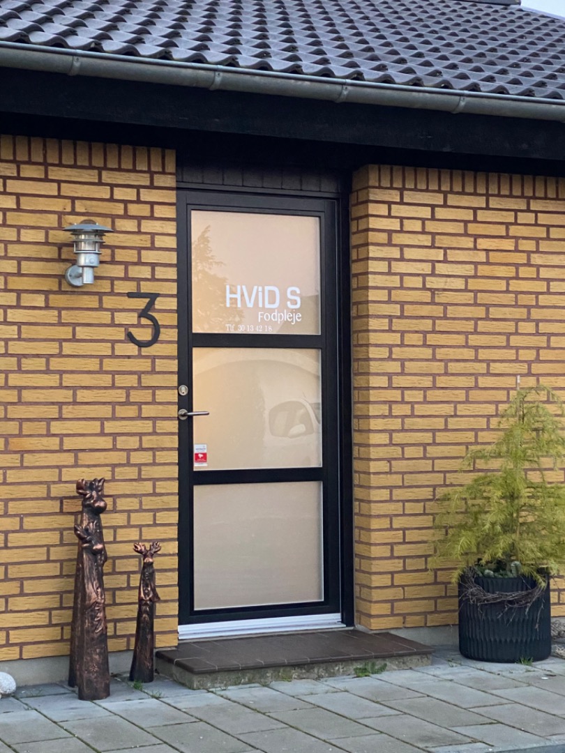 Indgangen til Hvids Fodpleje på Tjørnevej 3